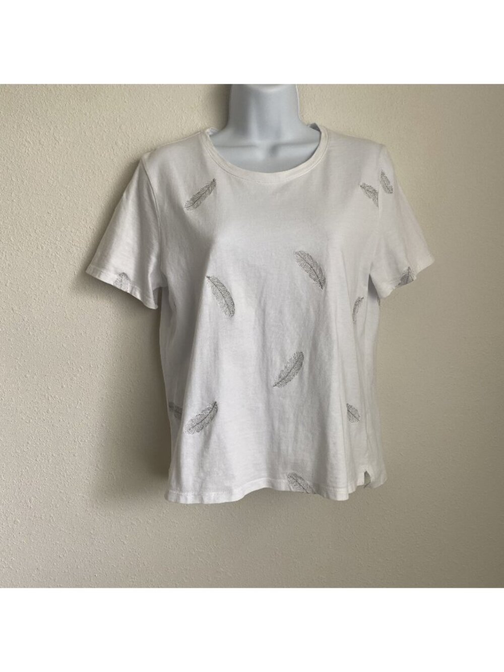 Belle Vere Womens Large White Tshirt Tee w Silver Embroidered Feather Pattern